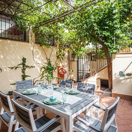Apartment Santa Reparata With Patio And Terrace Florenz